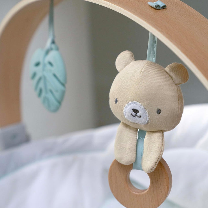 Ingenuity Cozy Spot beruhigende Babywippe mit Holzspielzeugbogen, Naturkautschuk-Spielzeug, Sicherhe