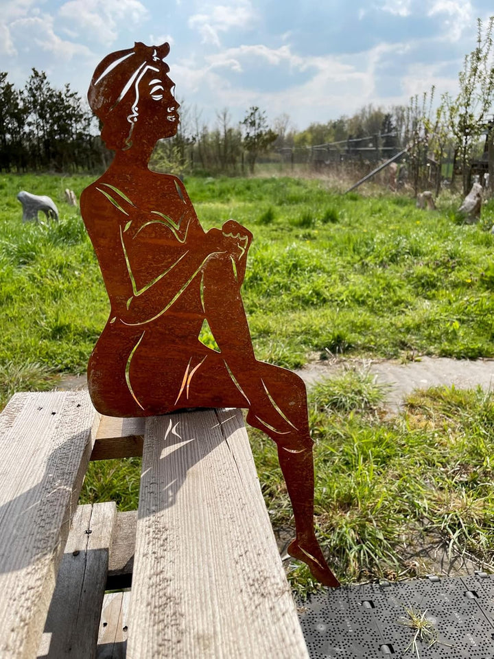 STEINFIGURENWELT GIEBEN Gartenfigur Dame im Badeanzug sitzend für Kante 60x23cm Kantensitzer Edelros