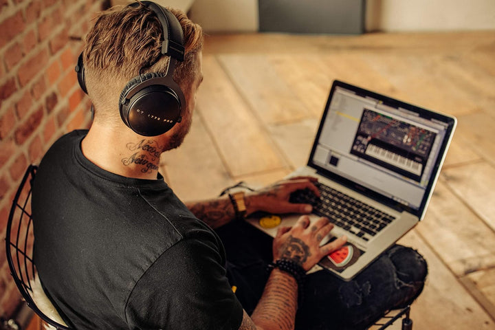 beyerdynamic DT 1770 PRO Over-Ear-Studiokopfhörer in schwarz. Geschlossene Bauweise, steckbares Kabe