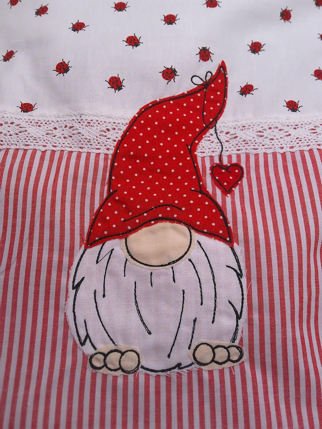 Puppenbettwäsche "Gnomeline" rot weiss mit Stickerei, Decke 40 h x 33 b, Kissen 23h x 23 b in cm, fü