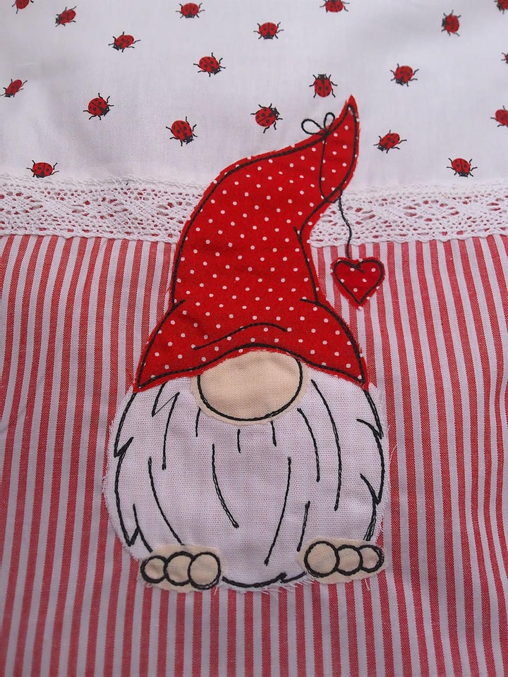 Puppenbettwäsche "Gnomeline" rot weiss mit Stickerei, Decke 40 h x 33 b, Kissen 23h x 23 b in cm, fü