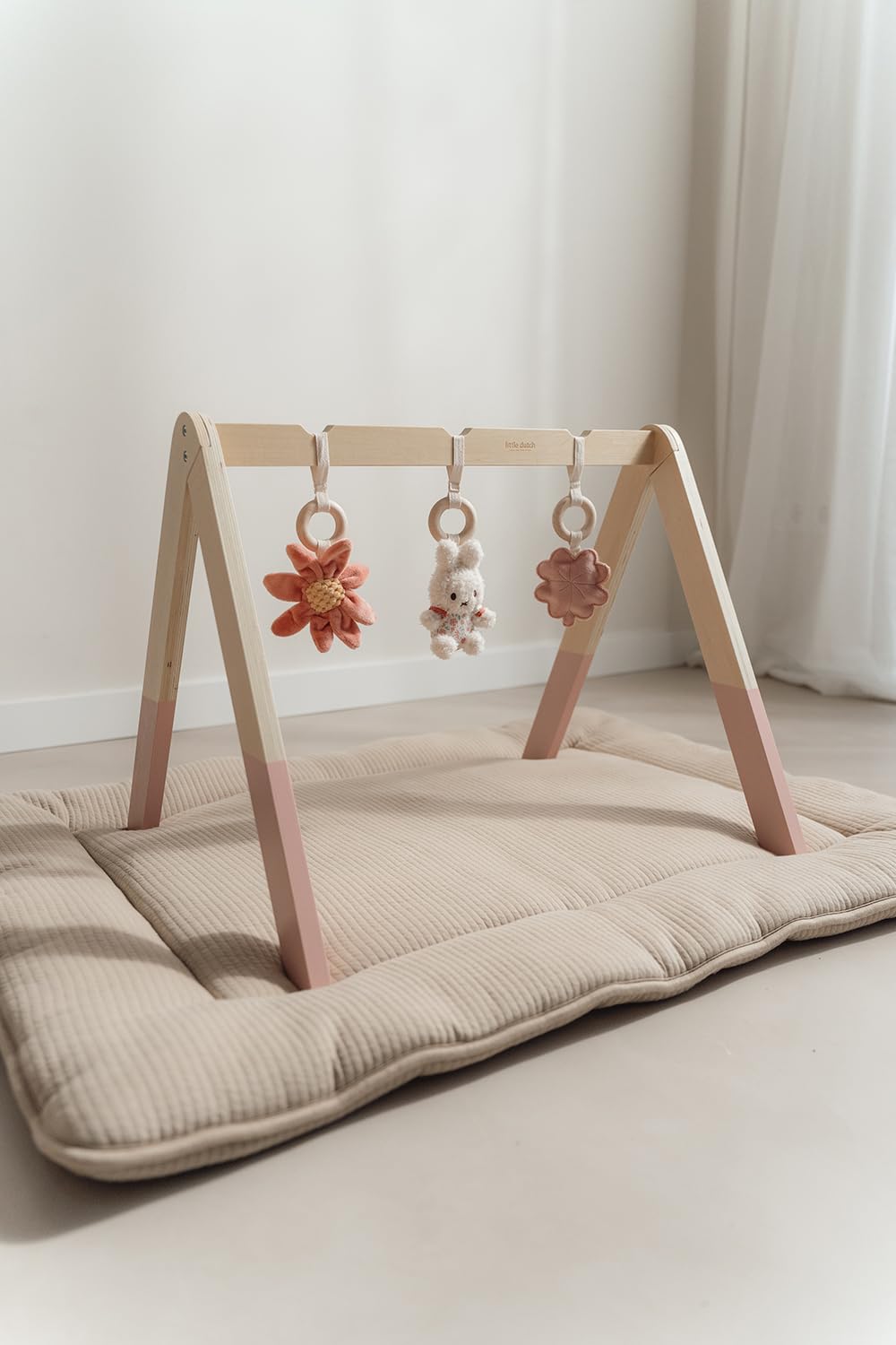 nijntje miffy x Little Dutch Baby Gym Spieltrapez Spielbogen Holz inkl. Anhänger Hase Miffy rosa - L