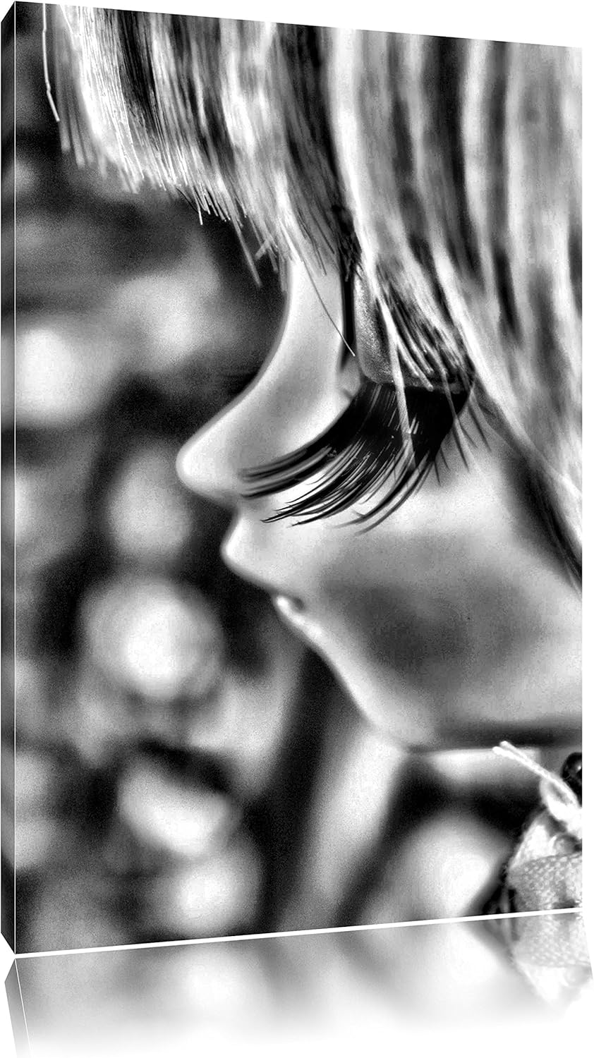 Pixxprint Monocrome, Pullip-Püppchen mit sehr Langen Wimpern, Format: 100x70 auf Leinwand, 100x70
