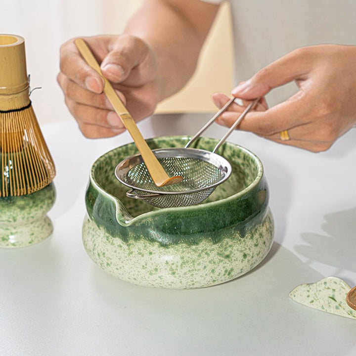 Matcha-Schale aus Keramik mit Ausgiesser, traditionell handgefertigte grosse bauchige glasierte Porz