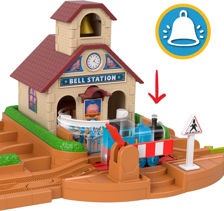 Thomas &amp; Friends Glockenstation Spielset und Schiebebahn | Enthält 1 Lok und Schiene, Details: Glock