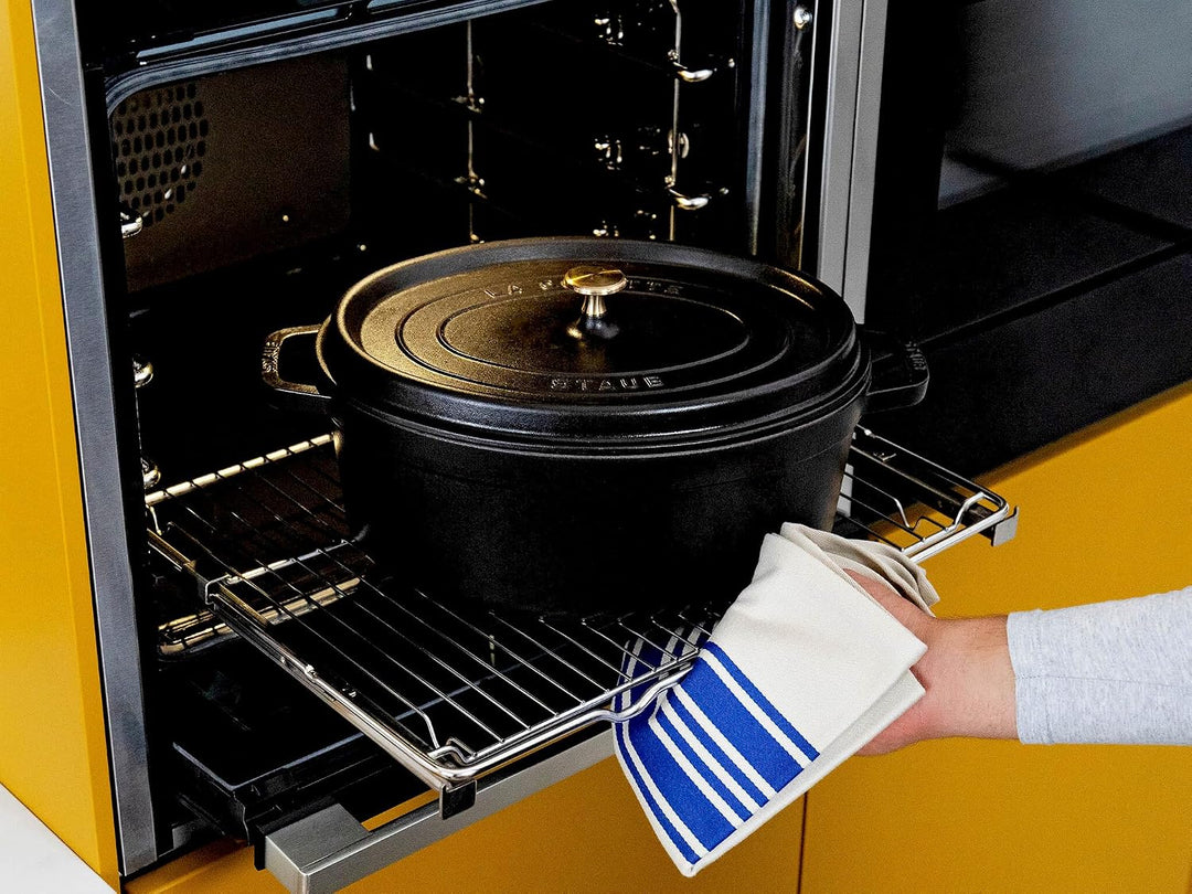 STAUB Cocotte, Gusseisen Bräter mit Deckel, Oval, 33 cm, 6,7 L, Alle Herdarten inkl Induktion, Made
