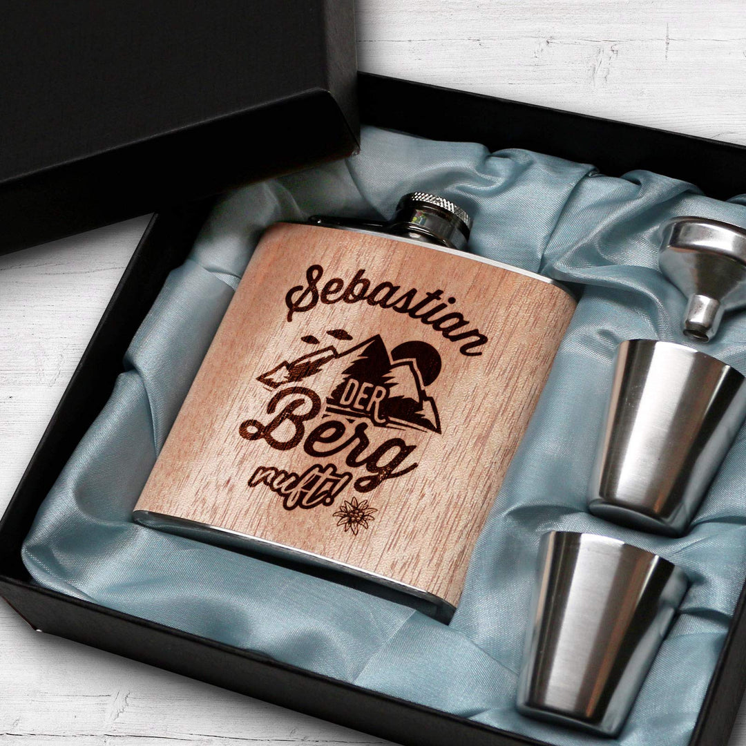 Personalisierter Holz Flachmann mit Gravur! Flachmann Der Berg ruft mit Name. Männer Geschenk für Be