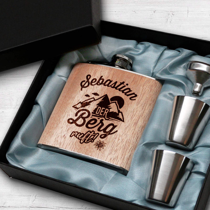 Personalisierter Holz Flachmann mit Gravur! Flachmann Der Berg ruft mit Name. Männer Geschenk für Be