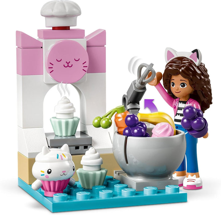 LEGO Gabby's Dollhouse Kuchis Backstube Set mit Gabby und Kuchi Figuren, Puppenhaus Küchen-Spielset
