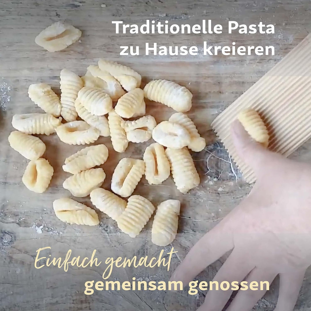 Gnocchi-Bretter und Butterpaddel aus Holz, um auf einfache Weise authentische hausgemachte Nudeln un