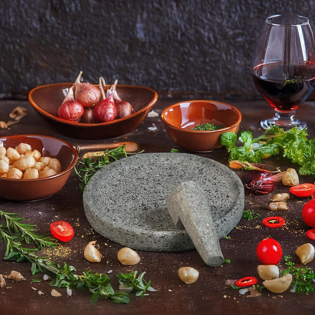 Cobek Mörser aus vulkanischem Gestein - Traditionelles Zerkleinern und Mahlen in modernem Design