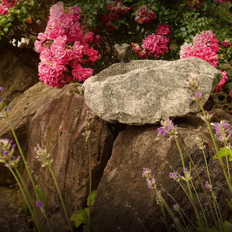 Yerd Gartendeko Figur: Bronzefigur Garten, Vogeltränke aus Schwarzwald-Granit - grau, Vogel auf Stei