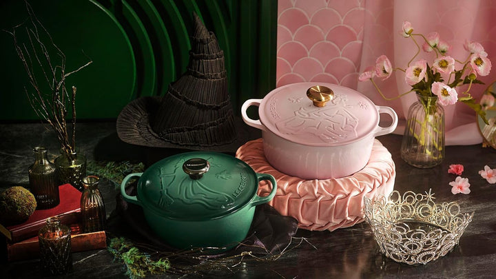 Le Creuset Wicked Collection Elphaba Rundkasserolle aus Gusseisen mit Prägung
