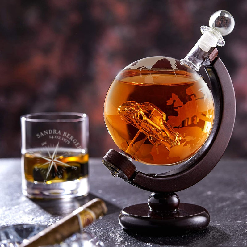 AMAVEL Whiskykaraffe Globus mit innenliegendem Auto und Whiskyglas mit Kompass Gravur, Personalisier