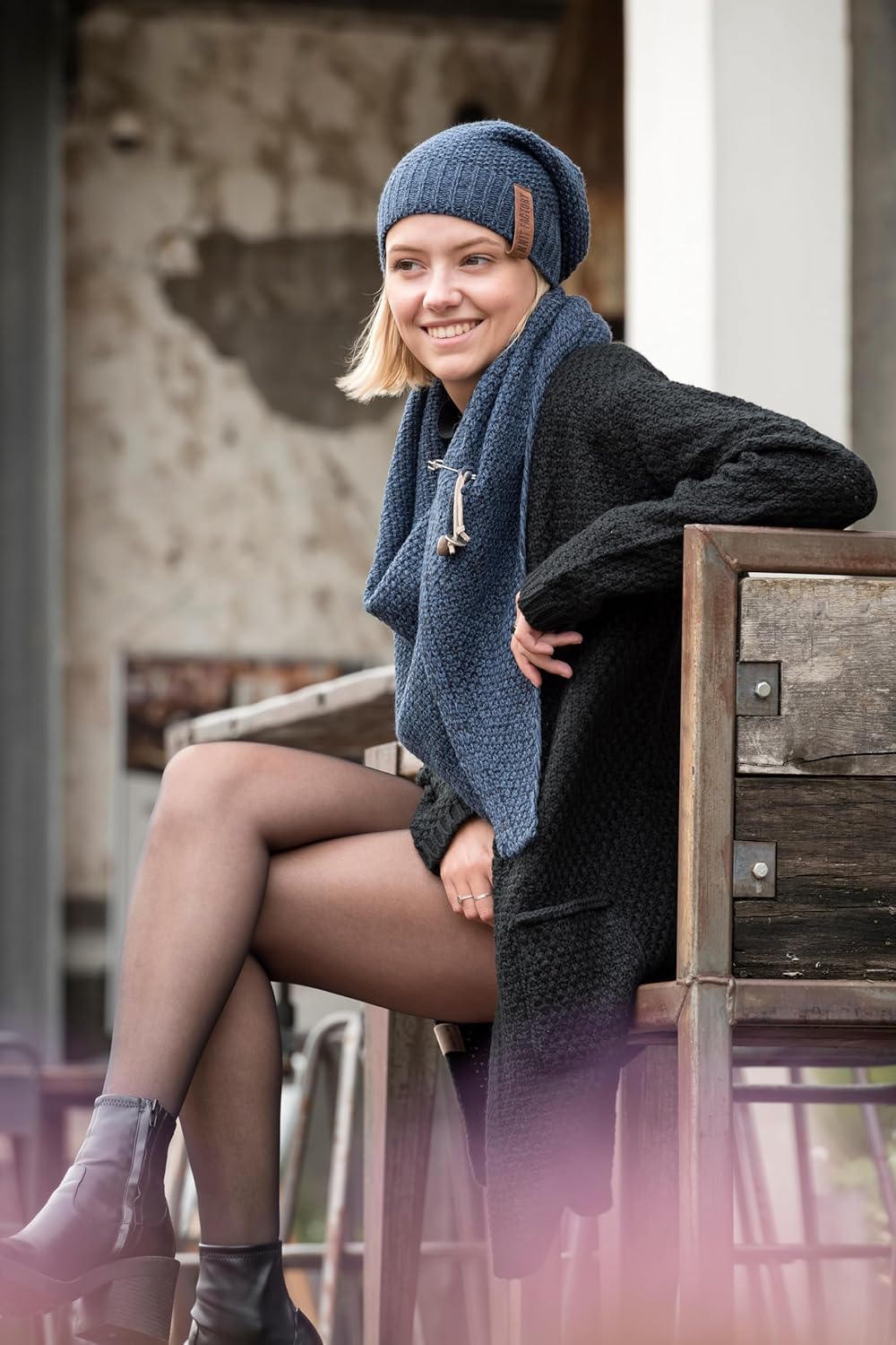 KNIT FACTORY - Dreiecksschal Coco - Damen Strickschal mit Wolle - Umschlagtuch für den Herbst und Wi