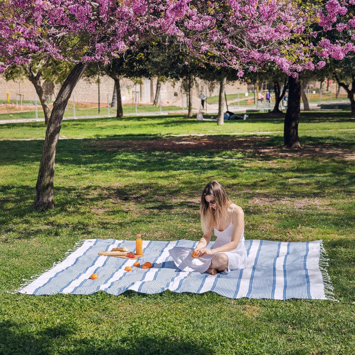 MOMOMUS Stranddecke Sandfrei XXL im Fouta-Stil – mit Boho-Abschluss, Leicht und Kompakt – Grosse Str
