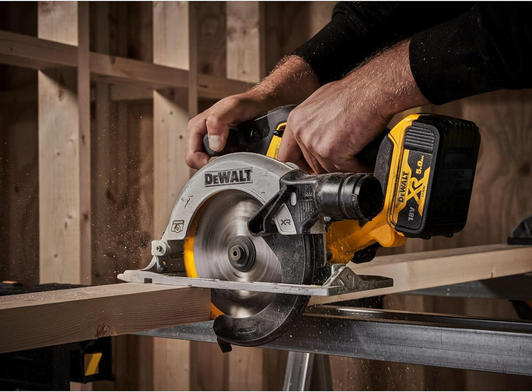 Dewalt 18V XR Akku-Handkreissäge DCS565NT (bürstenloser Motor, mit integrierter LED &amp; Blasvorrichtun