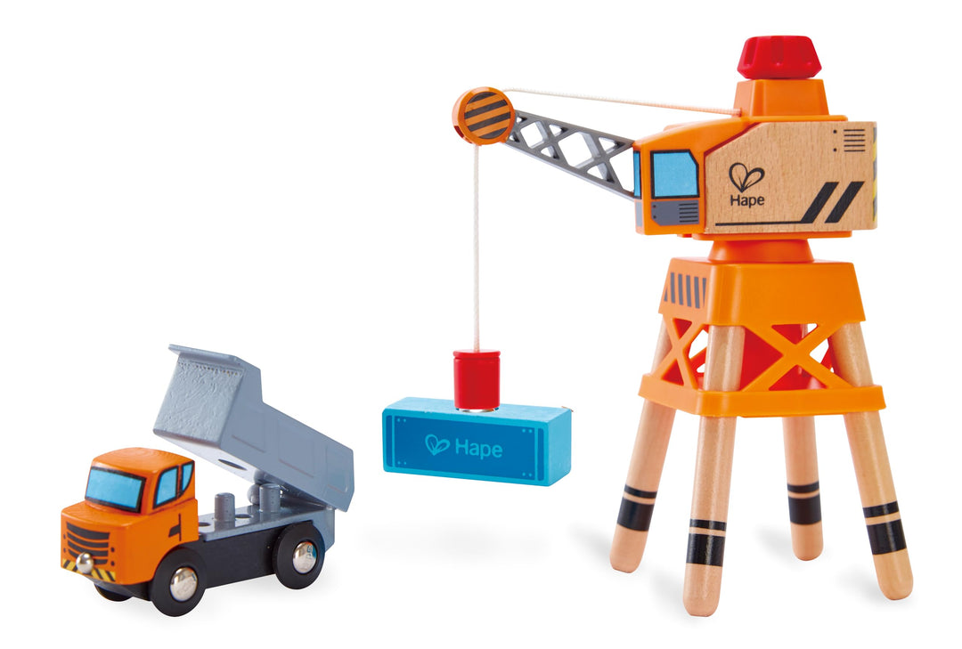 Hape Eisenbahn Spielset mit Kran, drehbarem Kipper und Ladung, ab 3 Jahren
