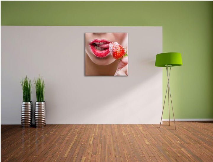 Pixxprint Erdbeere mit Zucker vor Lippen, Format: 70x70 auf Leinwand, 70x70