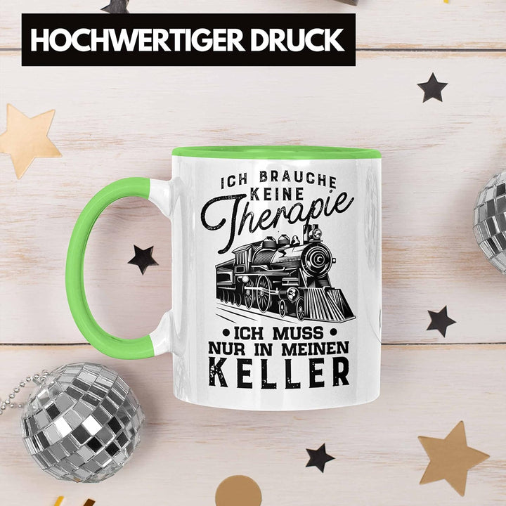 Trendation - Modelleisenbahn Tasse Geschenk für Eisenbahner Spruch Ich Muss In Meinen Keller (Grün),