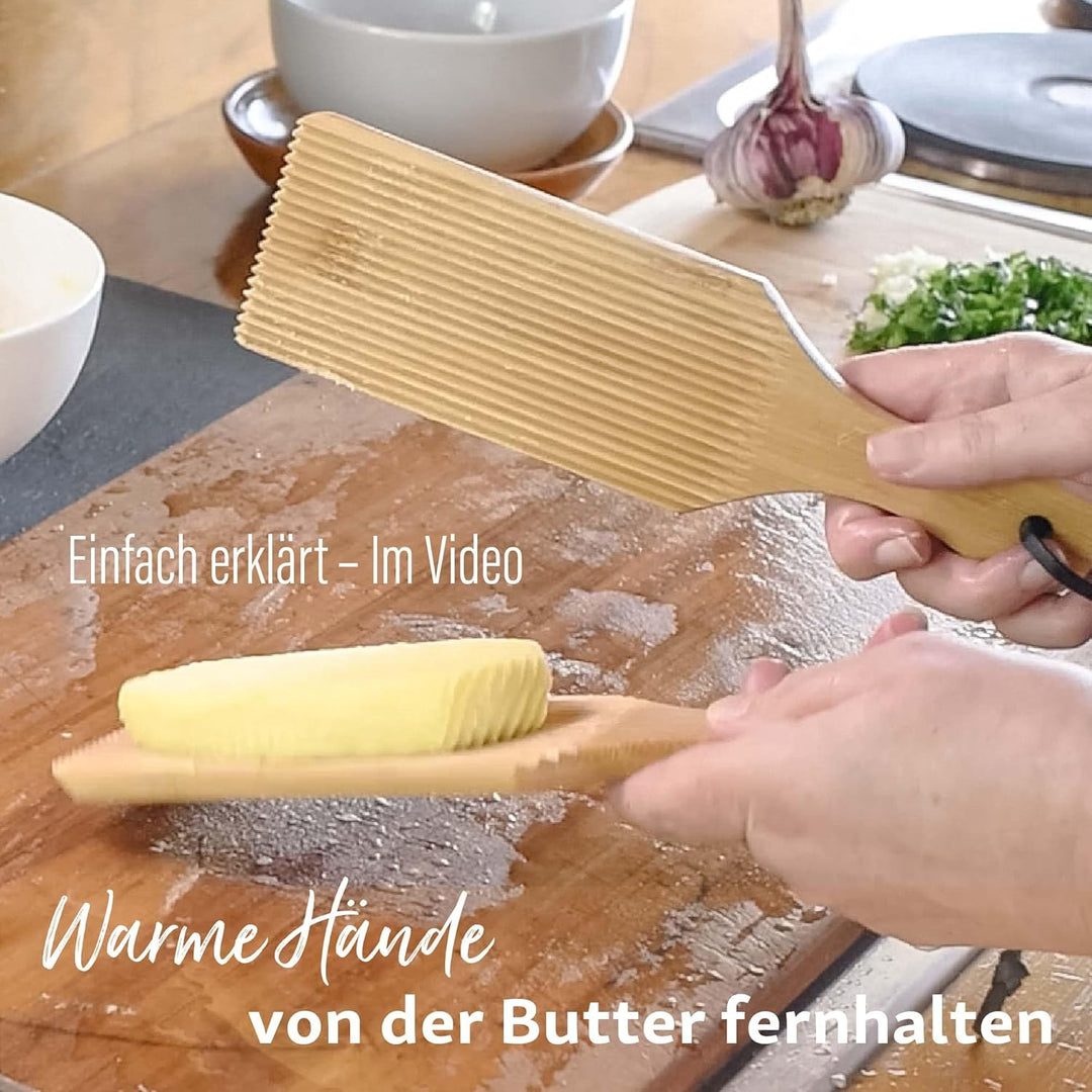 Gnocchi-Bretter und Butterpaddel aus Holz, um auf einfache Weise authentische hausgemachte Nudeln un