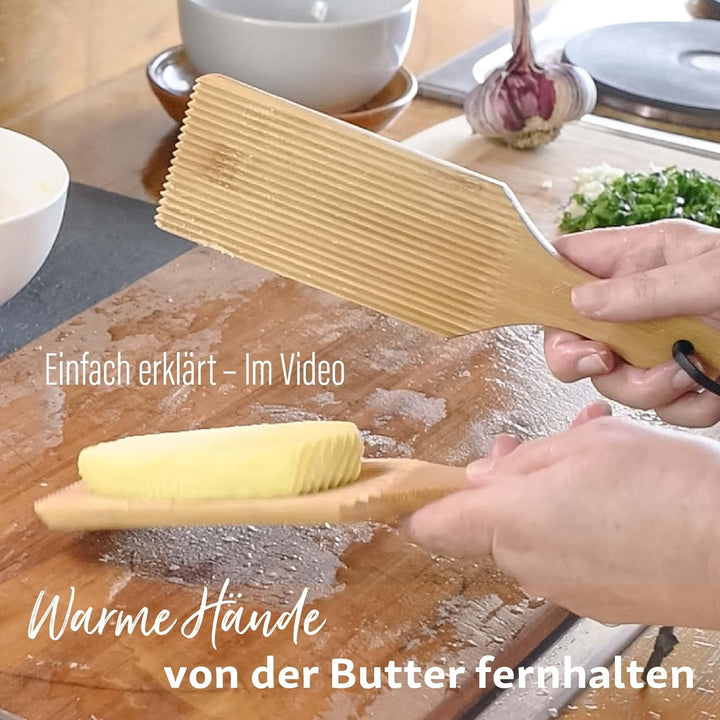 Gnocchi-Bretter und Butterpaddel aus Holz, um auf einfache Weise authentische hausgemachte Nudeln un