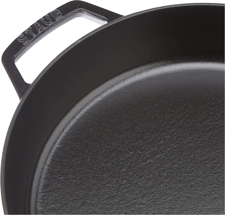 Staub Bratpfanne mit zwei Griffen, Induktionsgeeignet, Gusseisen, Schwarz, 26 cm,1 Einheiten Schwarz