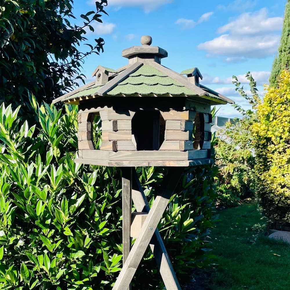 DARLUX Vogelfutterhaus XL Sechseck Vogelhaus + Ständer Futterstelle Braun/Grün XL mit Ständer Dunkel