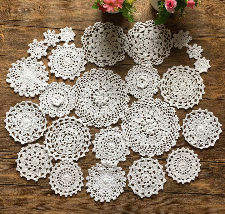 MINDPLUS Set mit 24 Handgehäkelten Deckchen Baumwolle Spitze Tischset Mini-Deckchen Untersetzer 5–18