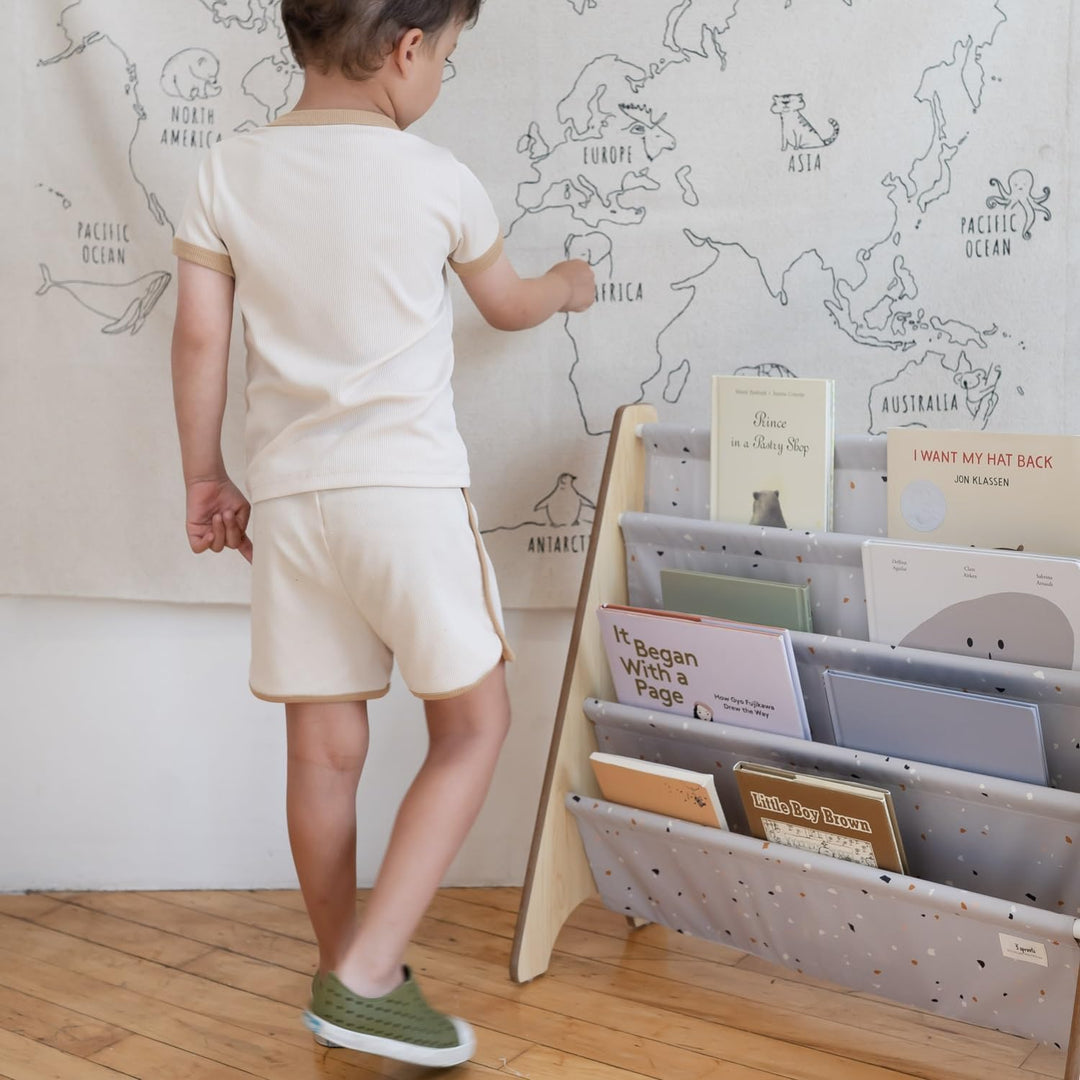 3 Sprouts Bücherregal Kinder, 35 Bücher, Terrazzo Hellgrau | frontale Stoffablagen mit 4 Ebenen für