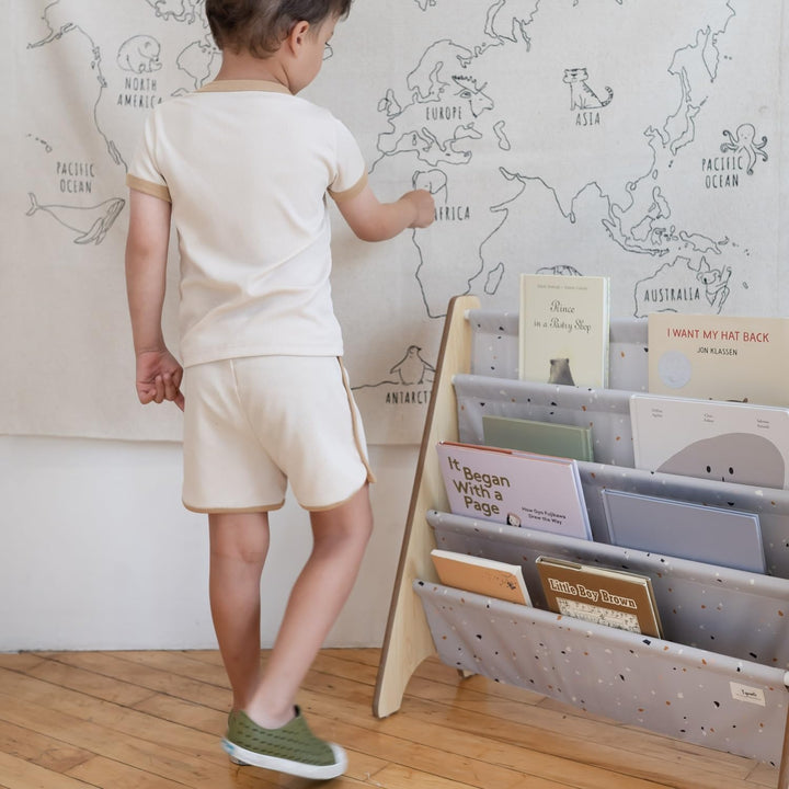 3 Sprouts Bücherregal Kinder, 35 Bücher, Terrazzo Hellgrau | frontale Stoffablagen mit 4 Ebenen für