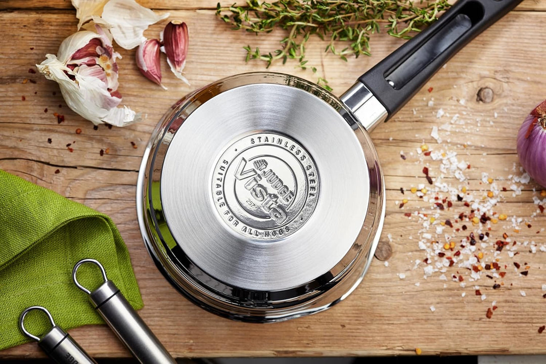 Judge Vista Mittelgrosser Kochtopf aus Edelstahl mit Abgiessrand, 16cm, 1.5L Bruchsicherer Siebdecke