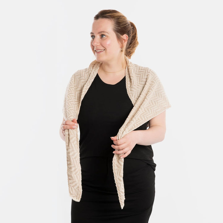 KNIT FACTORY - Dreiecksschal Vera - Damen Strickschal mit Wolle - Umschlagtuch für den Herbst und Wi