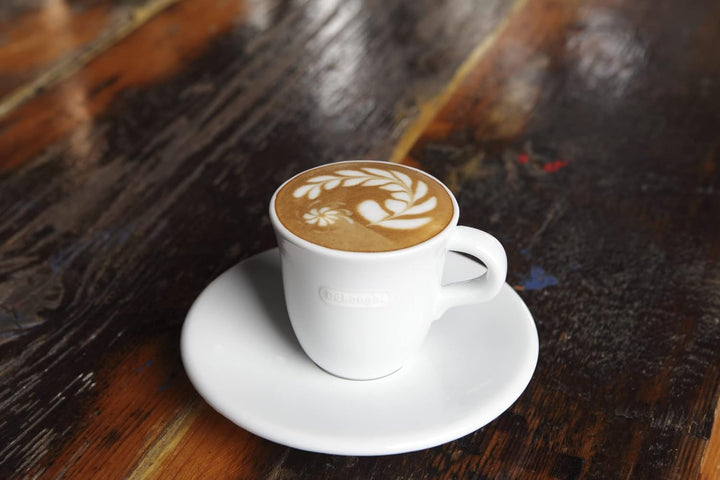 De'Longhi Cappuccinottassen Set DLSC309 – 2 handgemachte Keramik Tassen mit Untertassen, mikrowellen