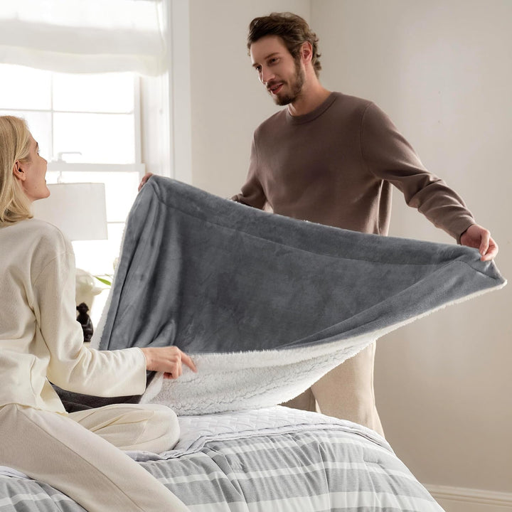 BEDSURE Decke Sofa Kuscheldecke Grau - warm Sherpa Sofaüberwurf Decke, Dicke Sofadecke Couchdecke, 2
