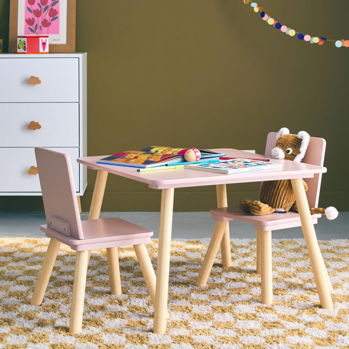 sweeek - Quadratischer Kindertisch mit 2 Stühlen, Beine aus Kiefernholz - Judith Rosa, Rosa