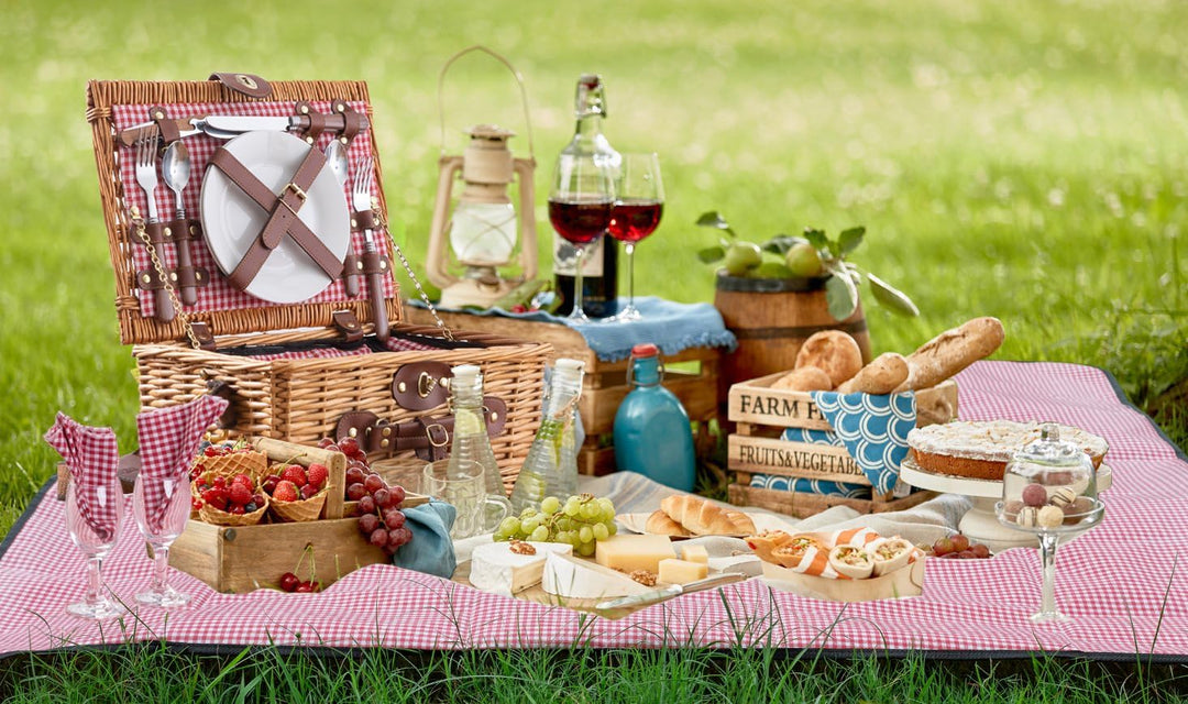 Picknickkorb für 2 Personen – Isoliertes Kühlfach und Schieferbrett – Weidenkorb mit rotem Karomuste