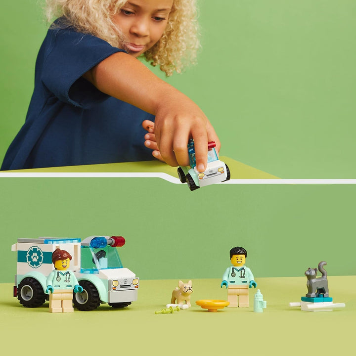 LEGO 60382 City Tierrettungswagen, Tierspielzeug mit Hunde- und Katzenfiguren sowie 2 Tierarzt-Minif