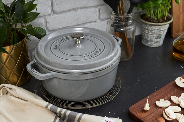 STAUB Gusseisen Bräter/Cocotte, Rund 22 cm, 2,6 L, Aromaregen Funktion, Für alle Herdarten geeignet,