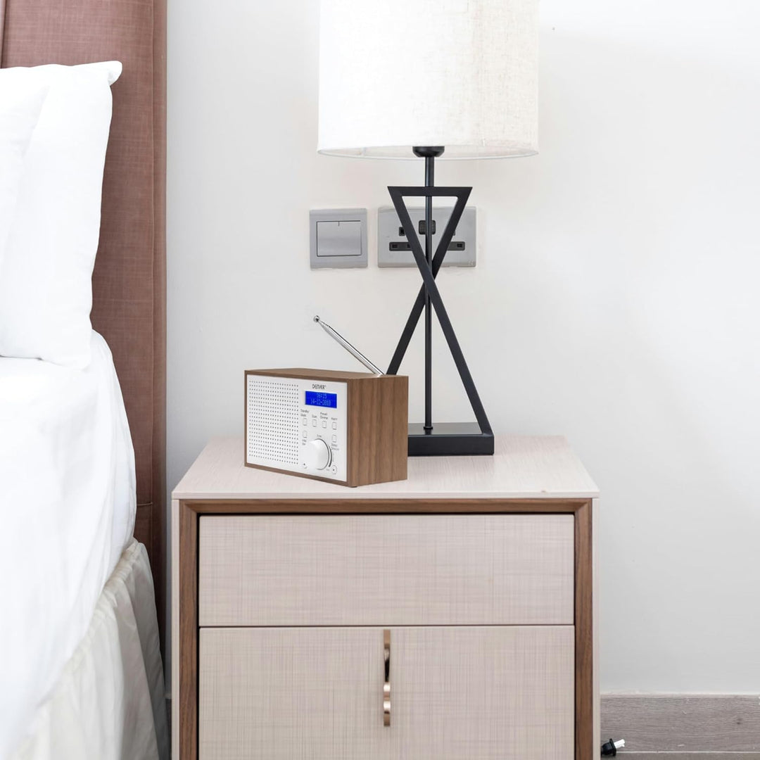 Denver DAB-46 DAB+ und UKW-Radio, Uhr und Wecker, 2 W Audio-Ausgang, Holz-Finish, Weiss, 1954043, We