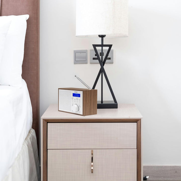 Denver DAB-46 DAB+ und UKW-Radio, Uhr und Wecker, 2 W Audio-Ausgang, Holz-Finish, Weiss, 1954043, We