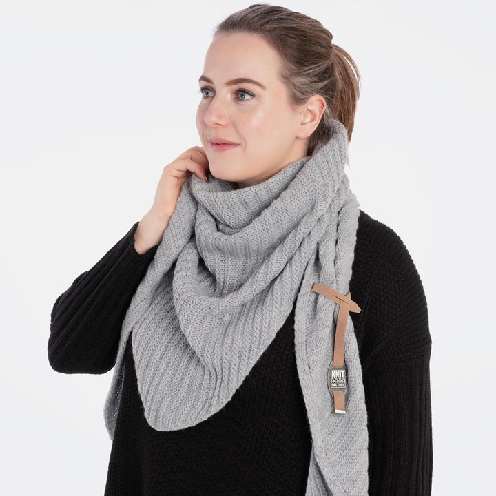 KNIT FACTORY - Demy Dreiecksschal - Damen Strickschal mit Wolle - Winterschal - Herbst & Winter Esse