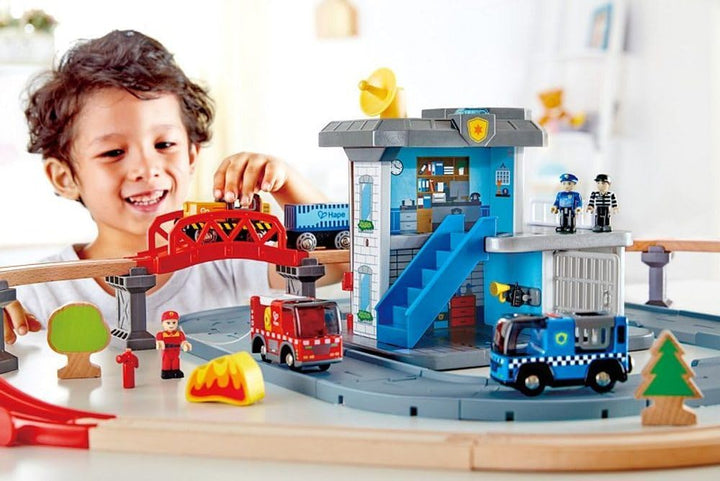 Hape Notfall-Hauptquatier mit Eisenbahnstrecke aus Holz und Strasse, ab 3 Jahren