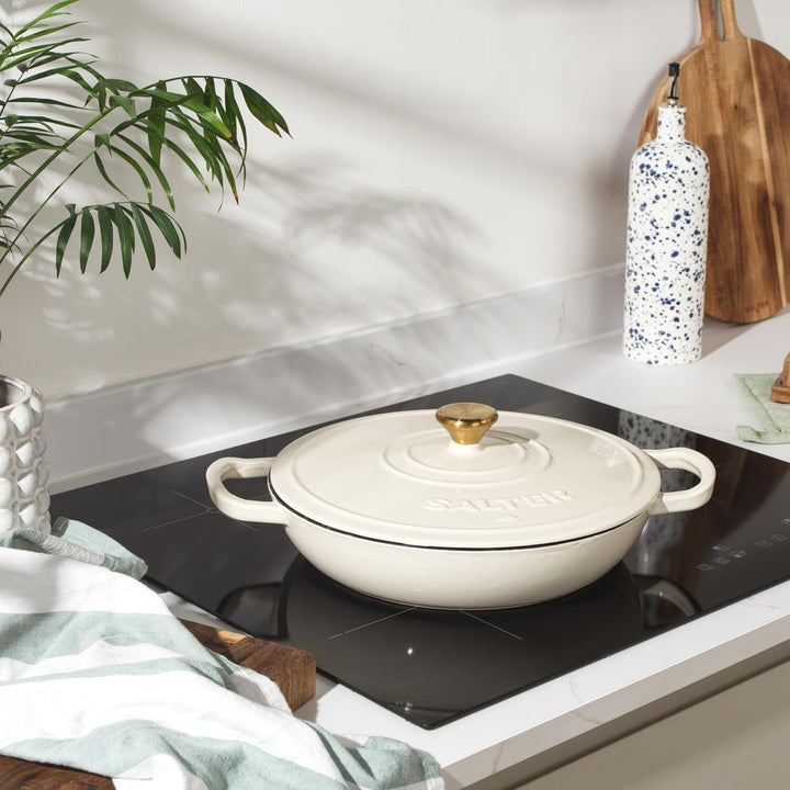 SALTER Chester Flacher Gusseisen-Auflauftopf – 30 cm Dutch Oven, Selbstschöpfender Deckel, Langlebig