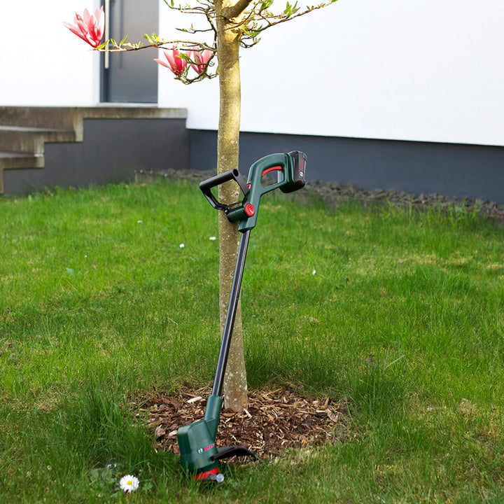 Theo Klein 2774 Bosch Rasentrimmer Easy Cut Kindgerechtes Spielzeug mit Sound- und Lichtfunktion Bat