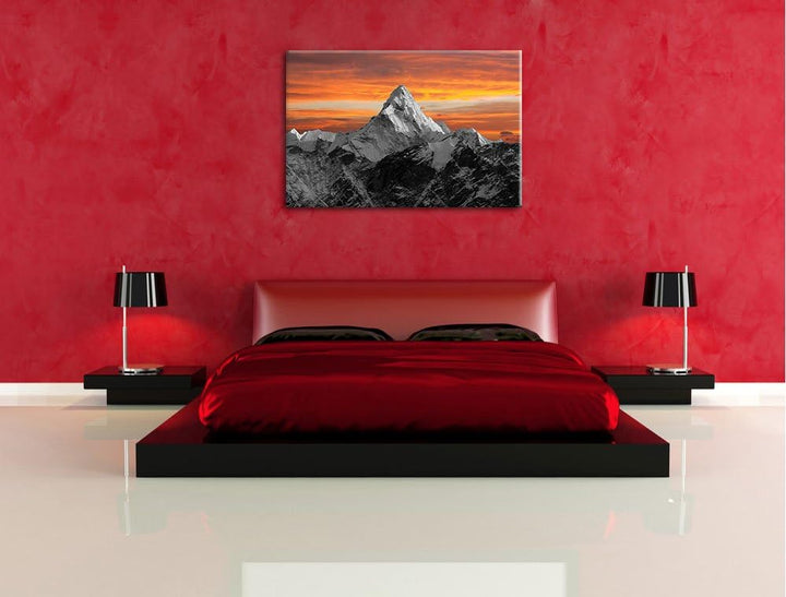Hoher schneebedeckter Berg bei Sonnenuntergang schwarz/weiss Format: 100x70 auf Leinwand, XXL riesig