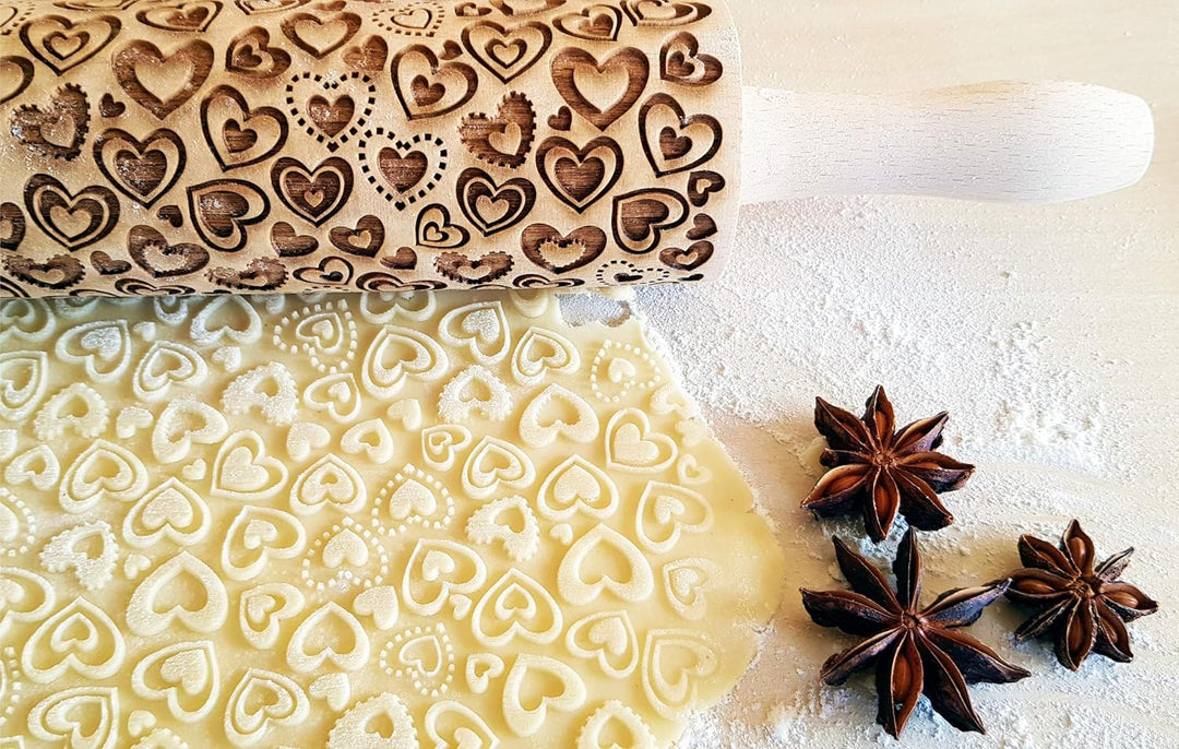 Nudelholz mit LIEBE HERZCHEN für Gebäck und Keramik. Gravierte Teigroller für DIY Küche, Teig & Plät