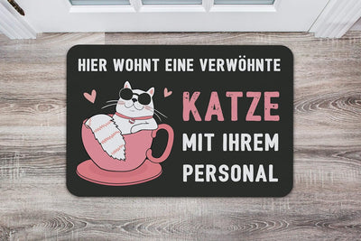 Fussmatte mit Spruch Hier wohnt eine verwöhnte Katze mit Ihrem Personal - Türmatte lustig für innen