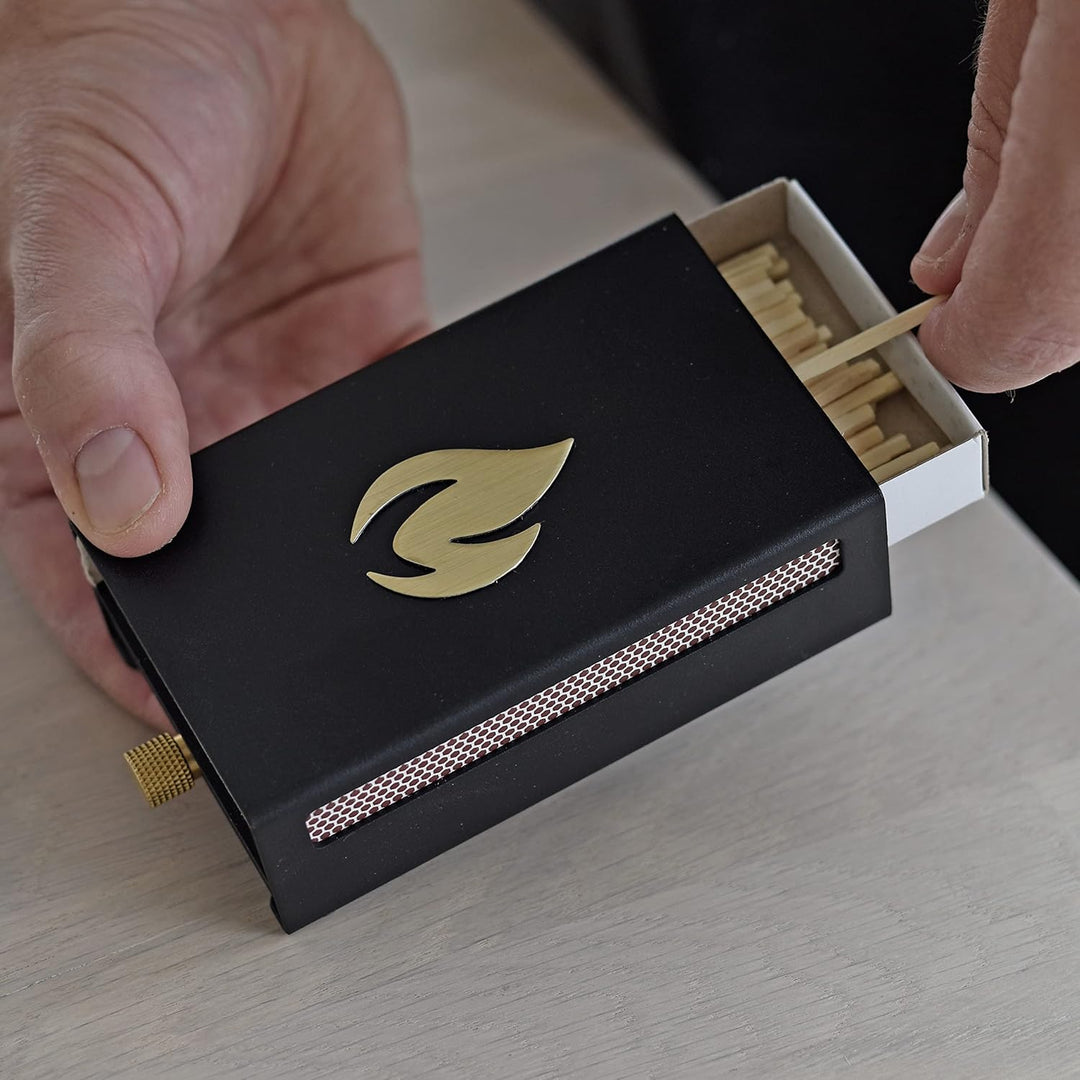 Nordic Flame Design Streichholzschachtel aus pulverbeschichtetem Stahl mit 50 Langen Streichhölzern