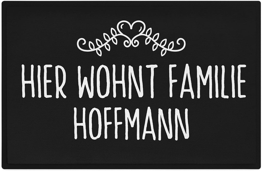 Trendation - Lustige Fussmatte Personalisiert Hier Wohnt Familie Willkommen Wunschtext Wunschnamen F